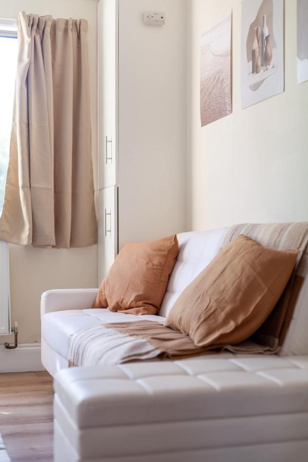 Lovely Studio Flat In Wimbledon W/ Free Parking London Bagian luar foto