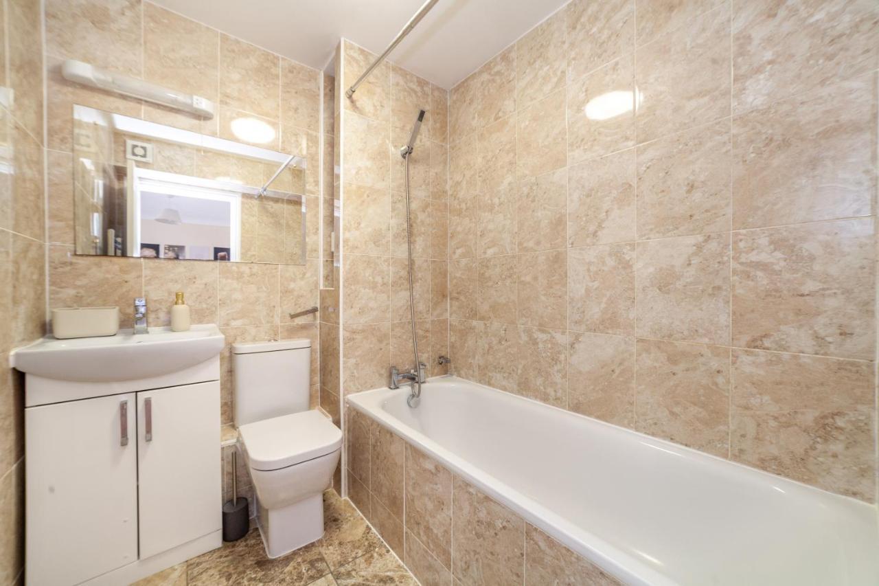 Lovely Studio Flat In Wimbledon W/ Free Parking London Bagian luar foto