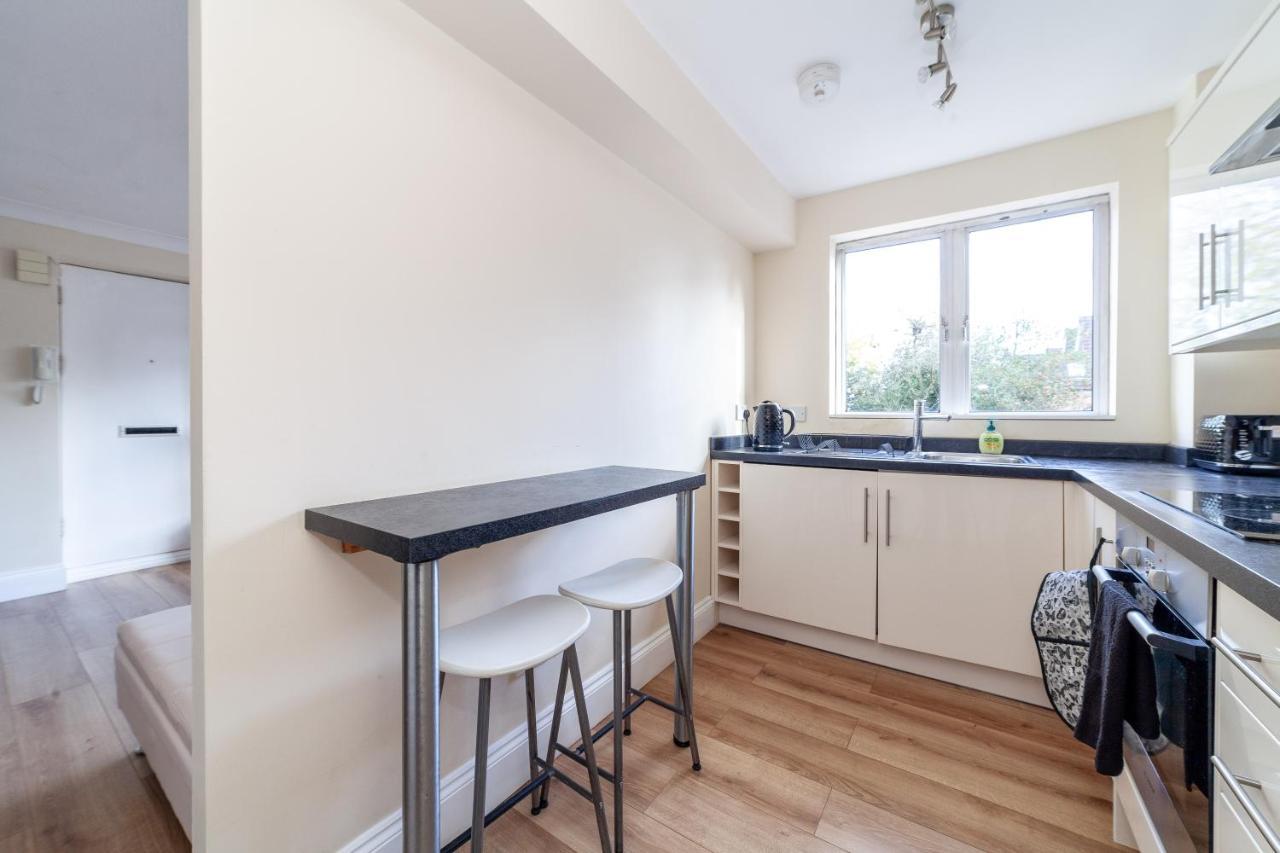 Lovely Studio Flat In Wimbledon W/ Free Parking London Bagian luar foto